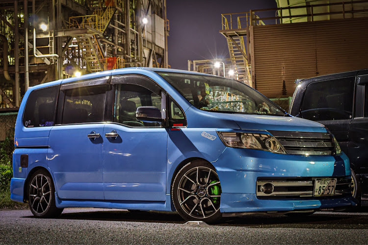 セレナのハタ坊カメラマン撮影・こないだのナイト〜🌟・低そうで低くない少し低い車・関西弐伍保存會に関するカスタム事例の投稿画像1枚目
