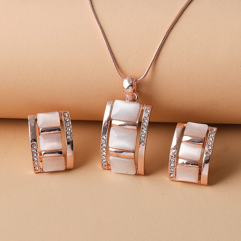Diamanten trendy rechthoekige opaal ketting met ruitpatroon. Een stijlvol sieraad om je outfit compleet te maken en op te vallen.