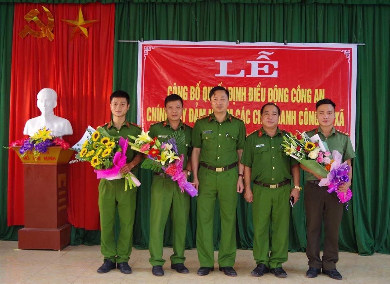 Lãnh đạo Công an huyện Thanh Chương trao quyết định và tặng hoa chúc mừng các đồng chí Công an chính quy về đảm nhận chức danh Công an xã Ngọc Lâm