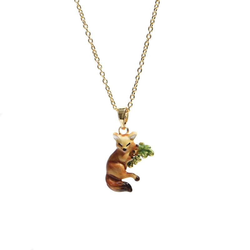 Title 4, Gouden ketting met kleine vos en bloemenfruit, ...
