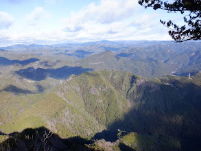 下に尾籠岩山、その奥に御殿山