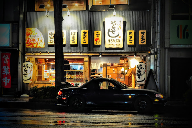 ロードスターの雨の日ショット・駅前で映え・雨も滴るいい車!に関するカスタム事例の投稿画像1枚目