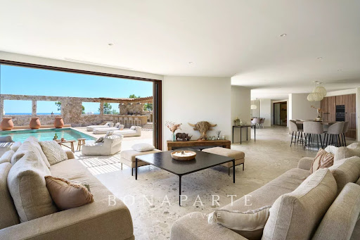 Seaside villa with pool and terrace 5