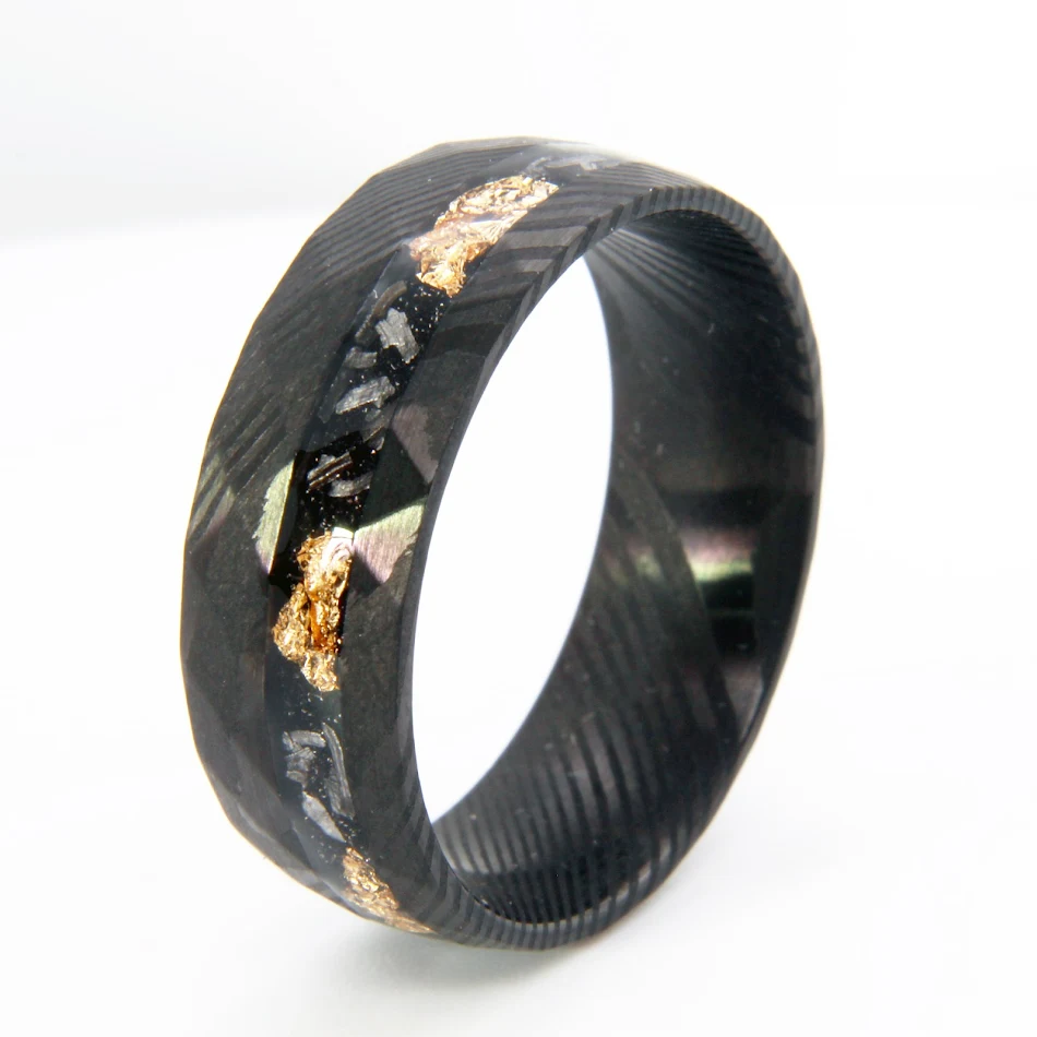 Bague homme en acier damas 8mm. Élégance intemporelle. Design unique et robuste. Pour les hommes modernes. Confortable et durable. Un bijou parfait.