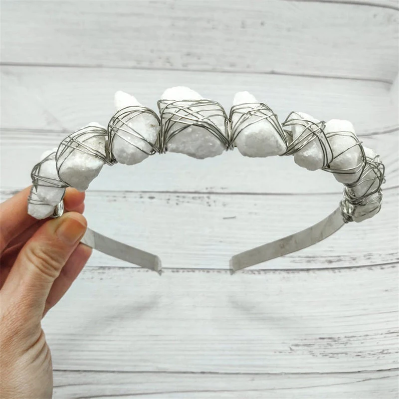 Natuurlijke kristal kwarts kroon met amethist edelsteen voor bruiloften. Een prachtige bruidsdiadeem, perfect voor een magische uitstraling.