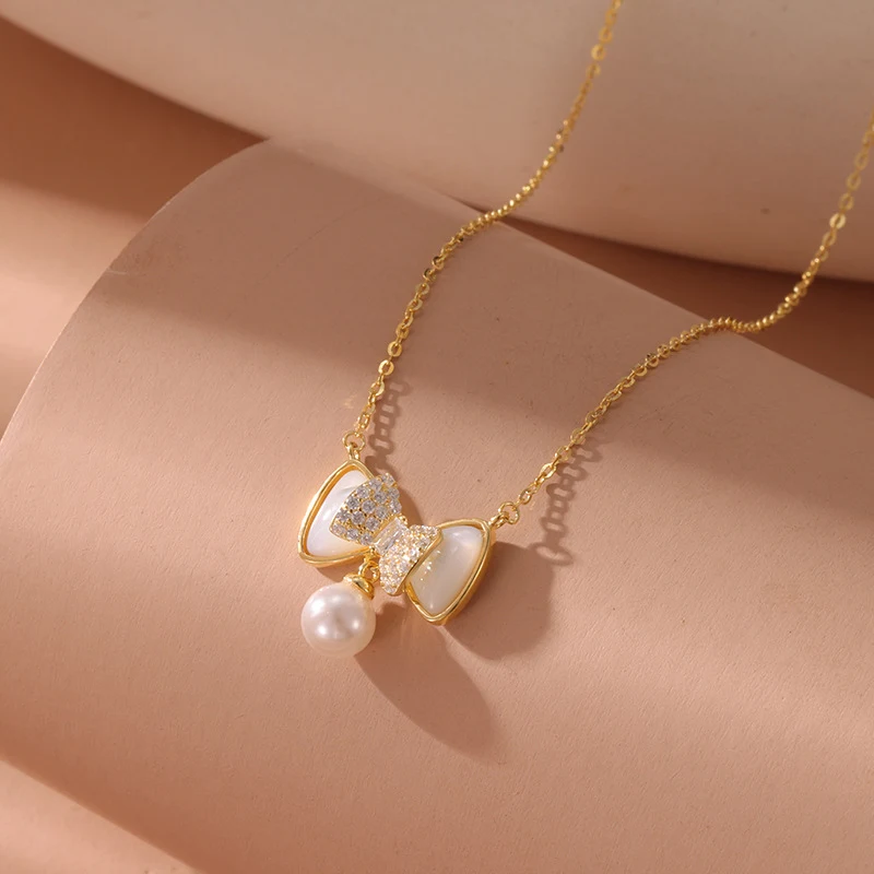 Sterling zilveren ketting met strik en parel hanger. Tijdloze elegantie voor dames. Perfect cadeau. Verfijnde sieraden voor dagelijks gebruik.