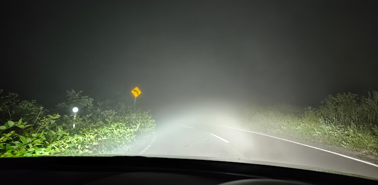 アテンザのずぶ濡れの愛車・梅雨入り・梅雨・#車・雲の中を潜航中で視界不良に関するカスタム事例の投稿画像3枚目