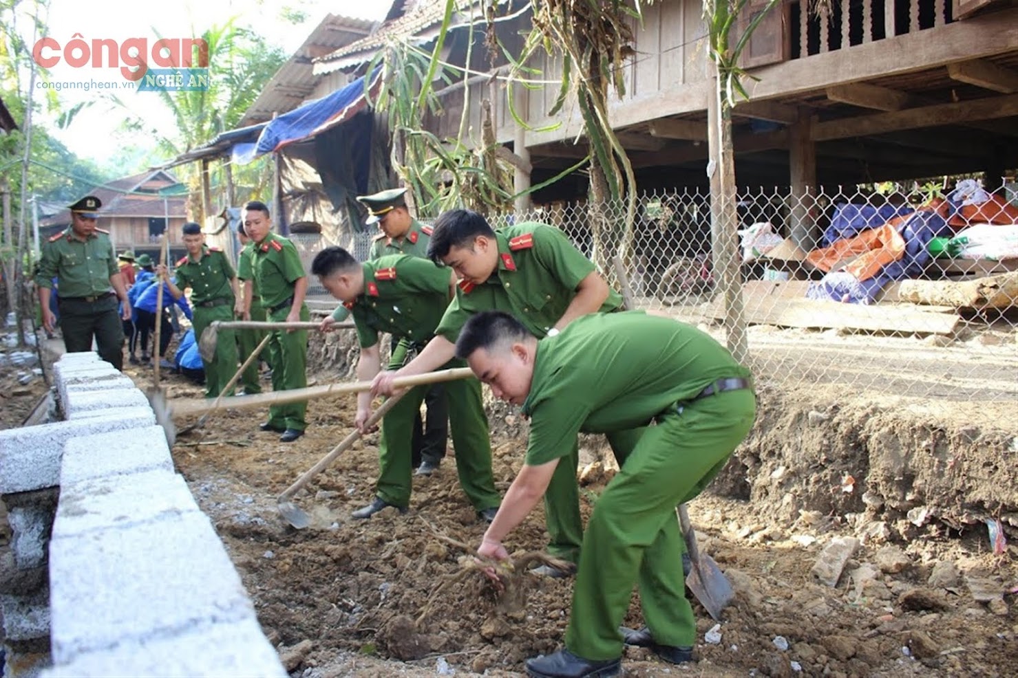 Công an huyện Quỳ Châu giúp nhân dân làm đường giao thông nông thôn