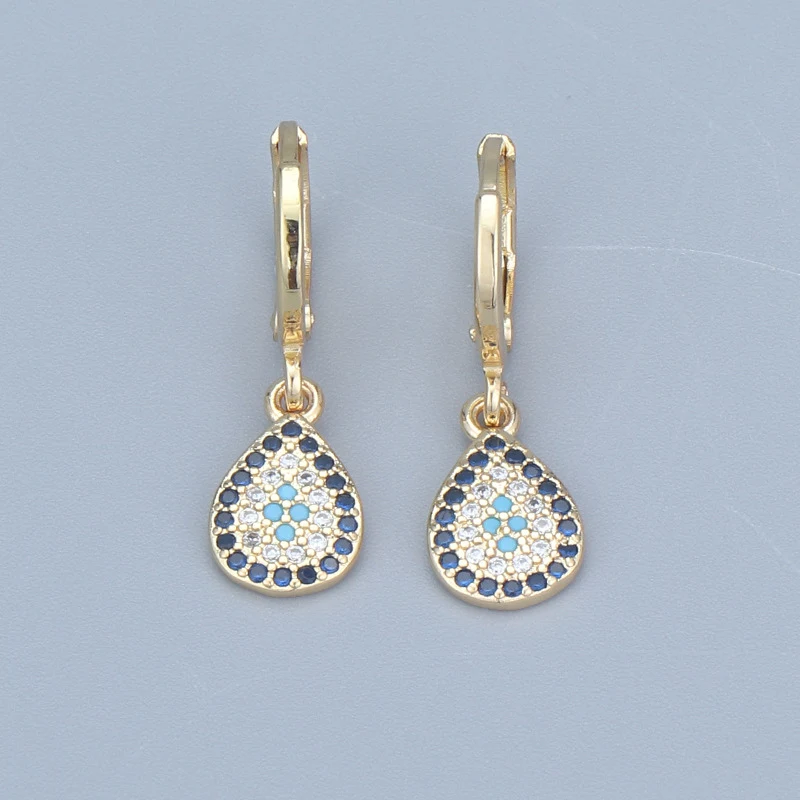 Clip d'oreille géométrique en zircon micro-serti plaqué or cuivré, un bijou élégant et intemporel pour un style sophistiqué.