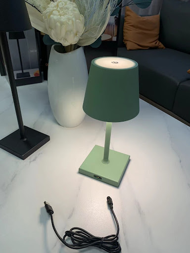 Title 2, POLDIN Moderne LED tafellamp voor hotel of bar,...