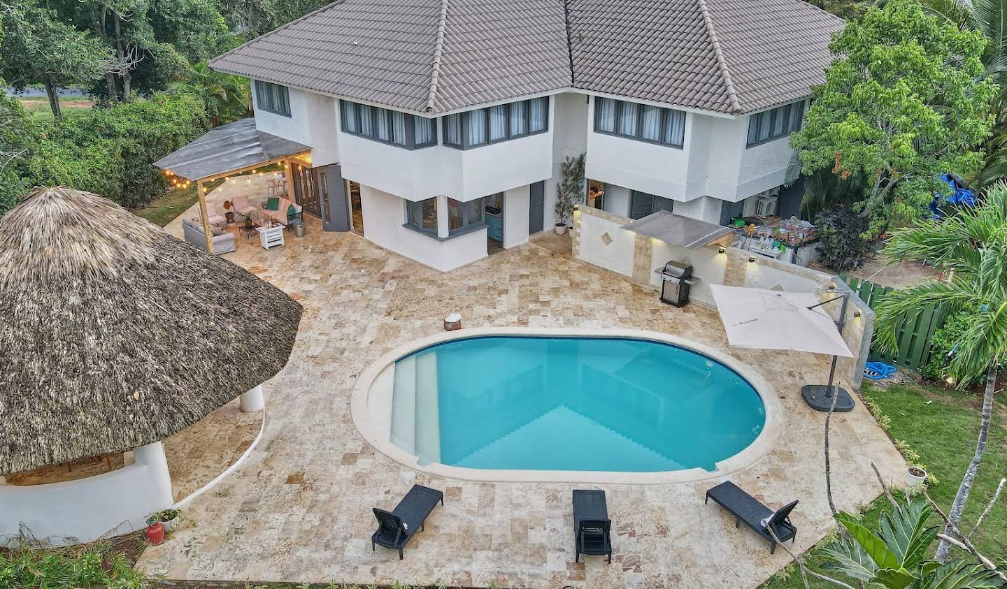 Maison contemporaine avec piscine et jardin La Romana