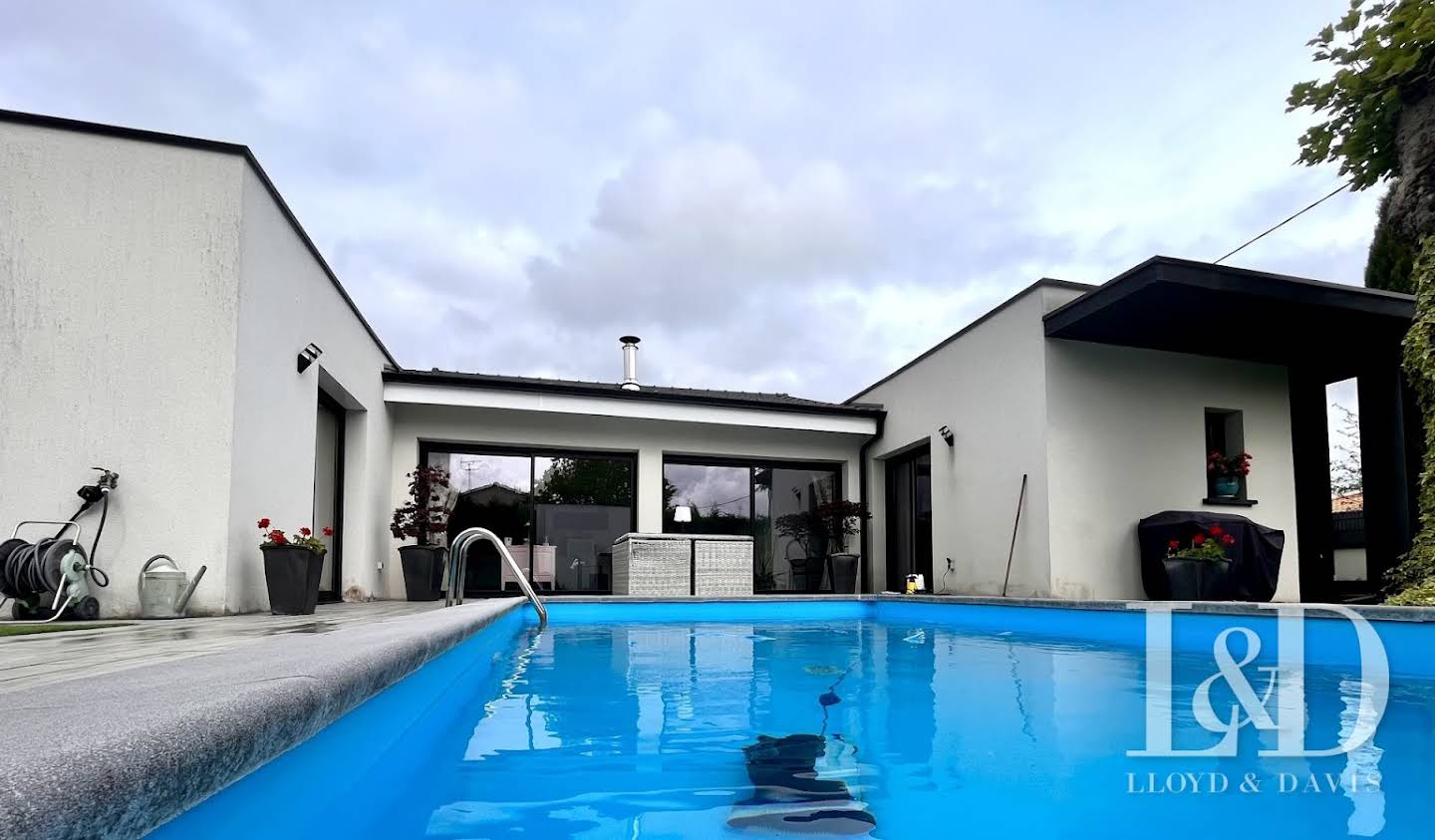 House with pool and garden Saint-Médard-en-Jalles