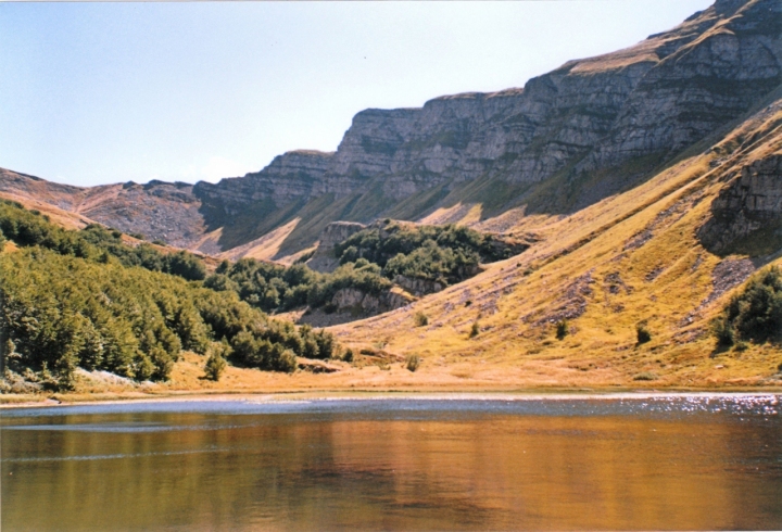 La montagna abbraccia il suo lago di DANYELA79