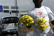 A street vendor sells toys at a busy intersection in Sandton, Johannesburg. (File photo.)