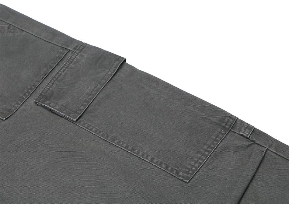 Herren Punk Retro Arbeitshose mit Persönlichkeit. Robuste Hose im Vintage-Look, ideal für einen individuellen und auffälligen Arbeitsstil.
