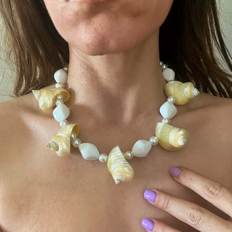 Title 25, Korte ketting met natuurlijke barokke zoetwater...