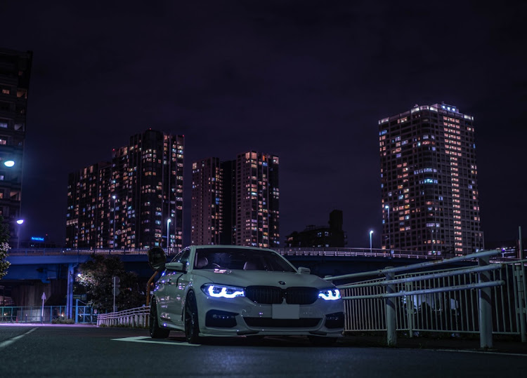 5シリーズ セダンの夜景と愛車・タワーマンション・bmw・オトナの夜活に関するカスタム事例の投稿画像3枚目