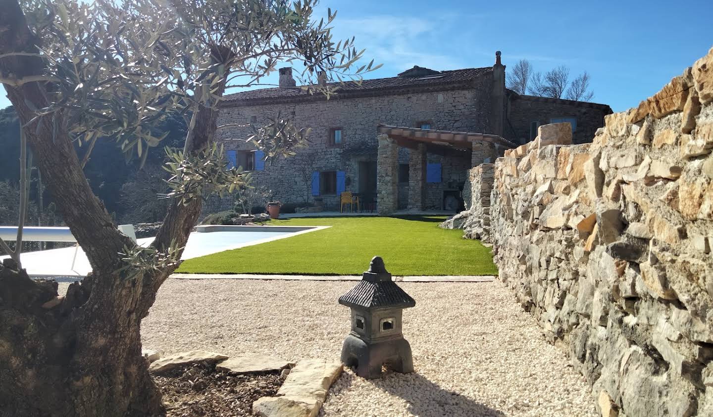 Propriété avec piscine et jardin Larnas