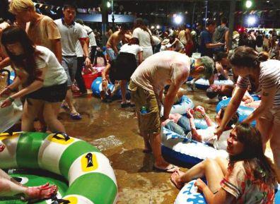 亚洲最大水上彩色派对爆炸 台200人陷火海恍如炼狱