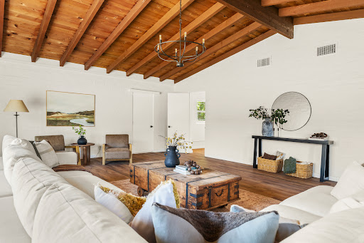 Prestige property for sale in Ventura (United States) - Living room with wooden vaulted ceiling and rustic furniture