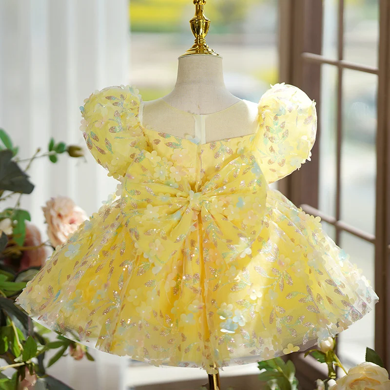 Robe de princesse jaune en gaze bouffante pour enfants, parfaite pour anniversaires, défilés et récitals de piano.