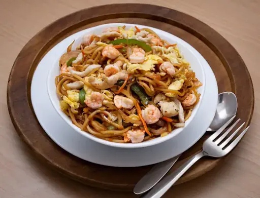 Egg,Chicken & Prawn Schezwan Noodles