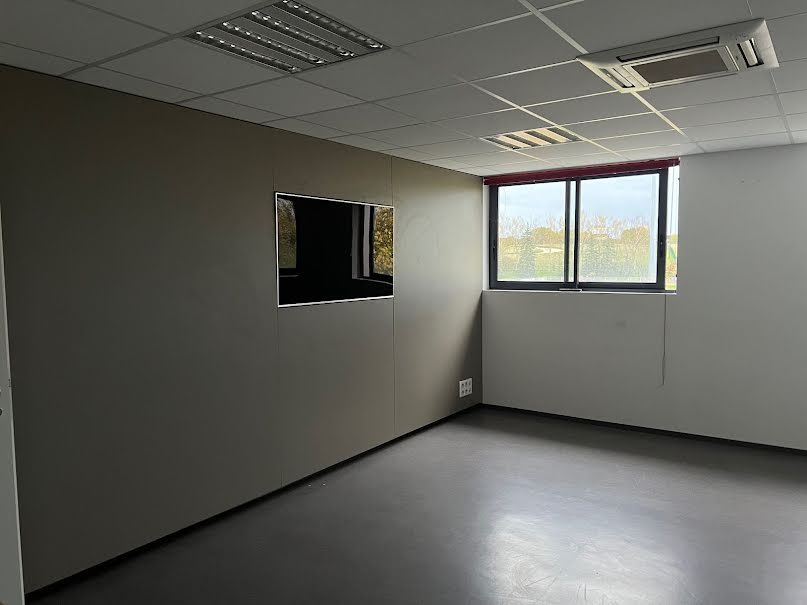 Location  locaux professionnels 7 pièces 190.5 m² à Montbeliard (25200), 3 300 €