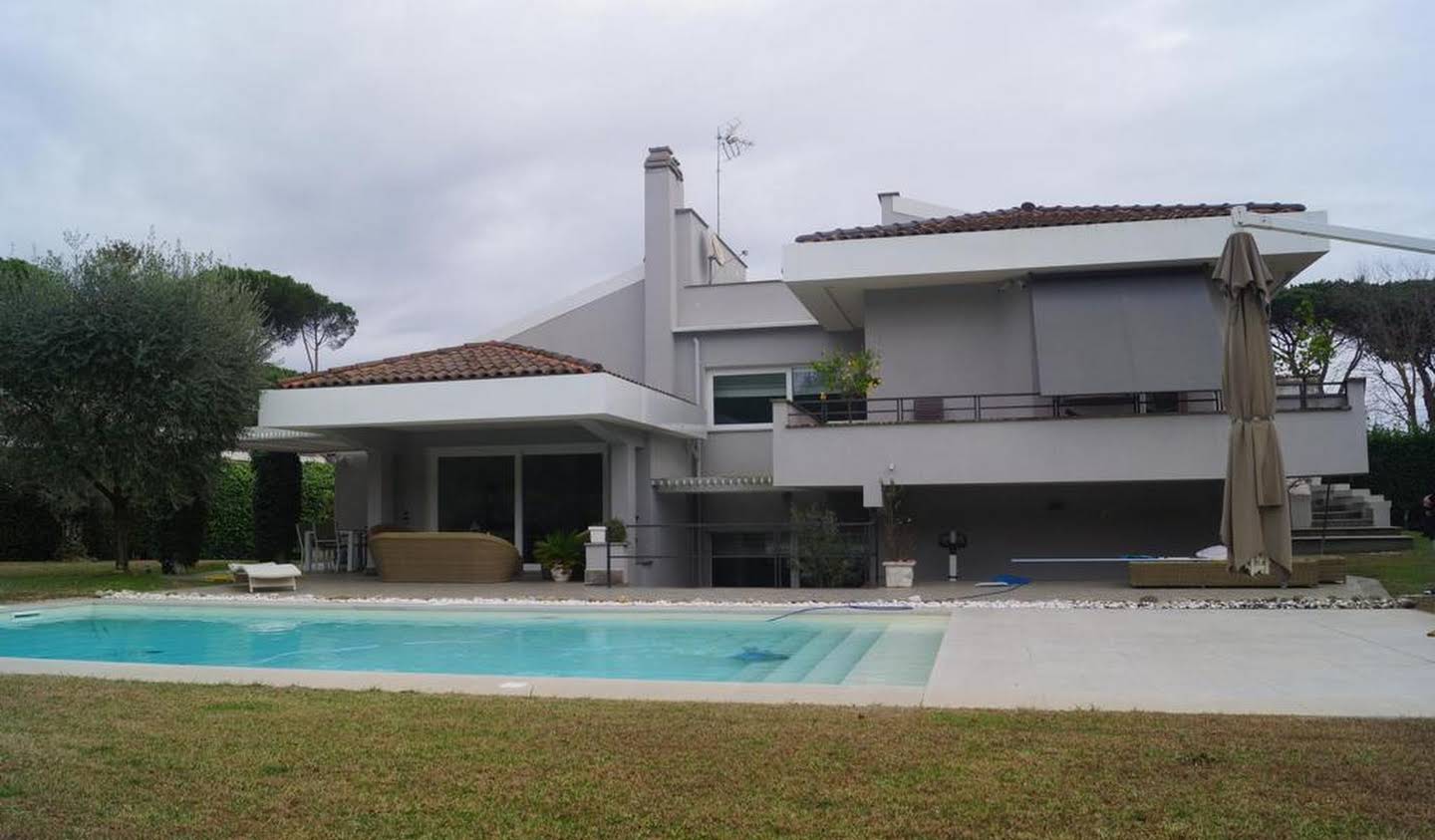 Villa with pool and garden Rome