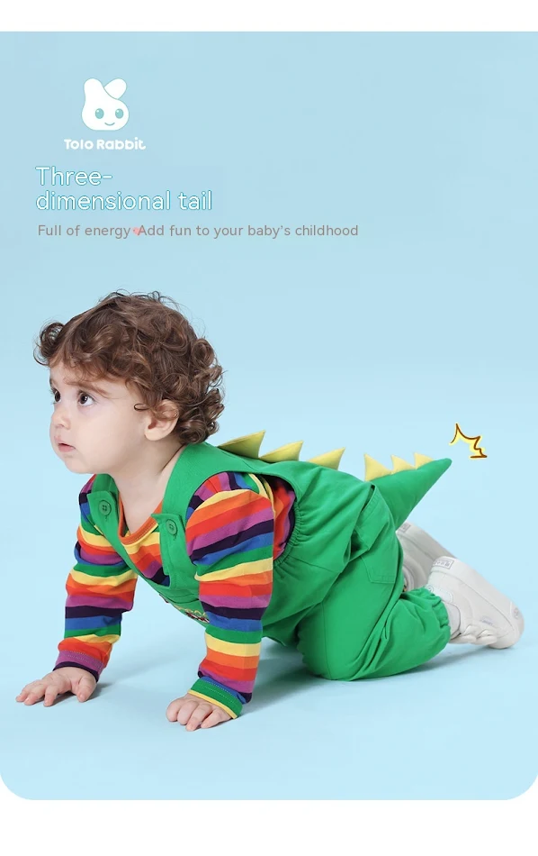 Bebek çizgili tişört ve üç boyutlu yeşil dinozor askılı pantolon. Sevimli ve eğlenceli bebek giysisi!