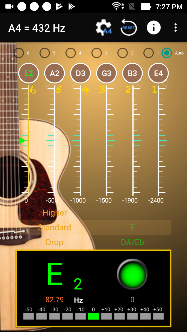Настроить гитару по телефону. Тюнер для гитары. Гитара по тюнеру. Настраивание гитары по тюнеру. Как настроить гитару по тюнеру.