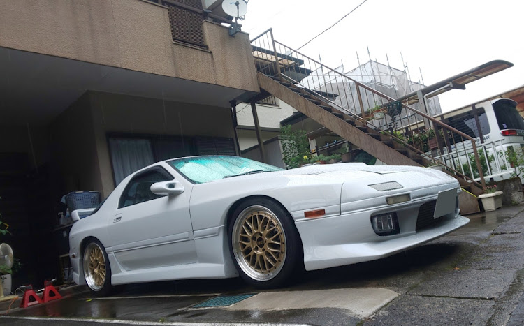 RX-7のリアブレーキローター交換・あれ？NEWパッドが入ってない！？・雨に降られつつも作業完了～・求む。ブレーキ熱入れのやり方。に関するカスタム事例の投稿画像1枚目