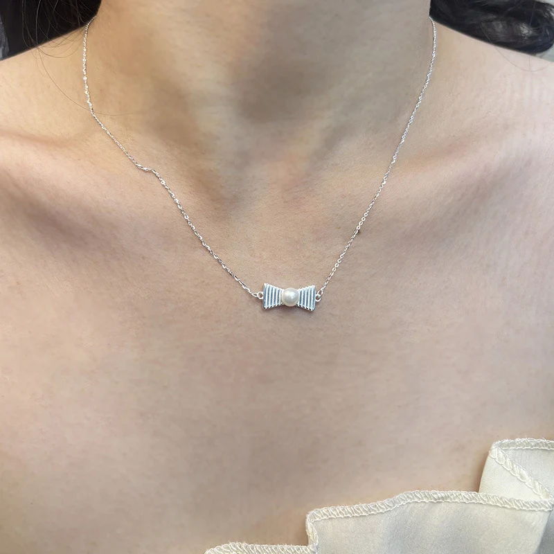 Minimalistische preppy stijl strik ketting voor dames. Voegt een vleugje elegantie toe aan elke outfit. Perfect voor een chique uitstraling.
