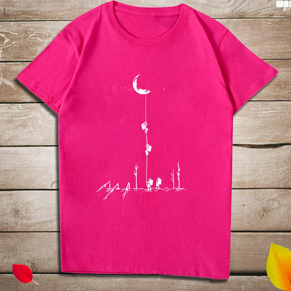 Top print Moon Wood Fun majica, za jedinstven stil. Udobna i zabavna, savršena za ležerne prilike i izražavanje ličnosti.
