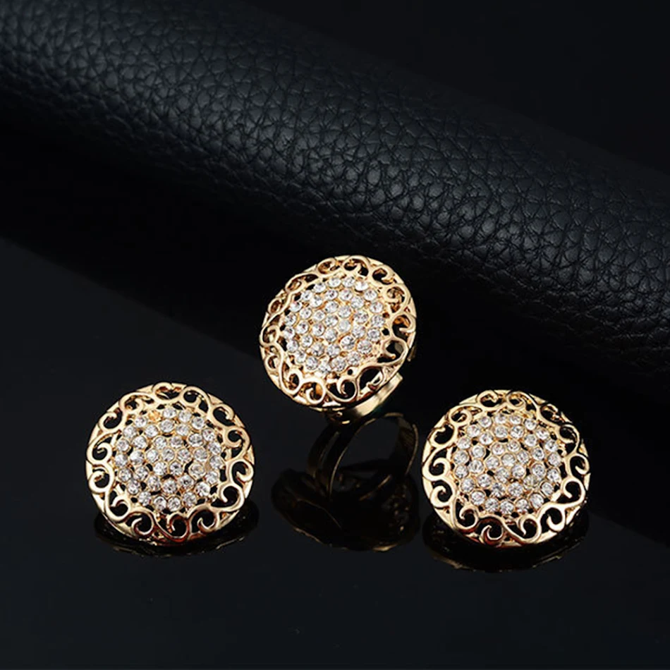 Ensemble de Bijoux 4 Pièces Collier Boucles d'Oreilles Bague Bracelet Élégant Idéal Cadeau ou Usage Quotidien Design Raffiné et Tendance