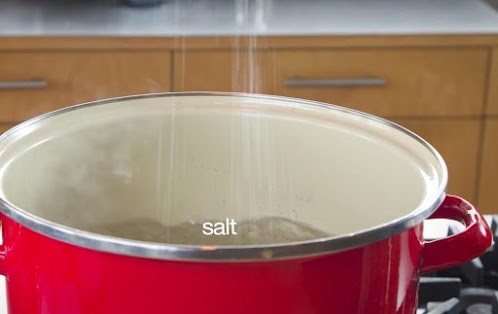 Heavily salt boiling wat