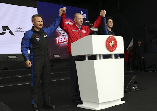 Erdogan se pojavio posle bolesti i predstavio prvog turskoog astronauta