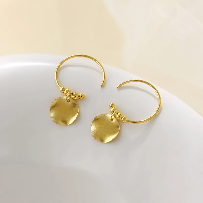 Boucles d'oreilles femme en argent sterling en forme de disque. Élégantes et discrètes, parfaites pour toutes les occasions.
