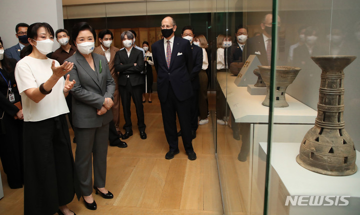 10 BTS Dressing Styles When Visiting the Met Museum with the First Lady of  Korea