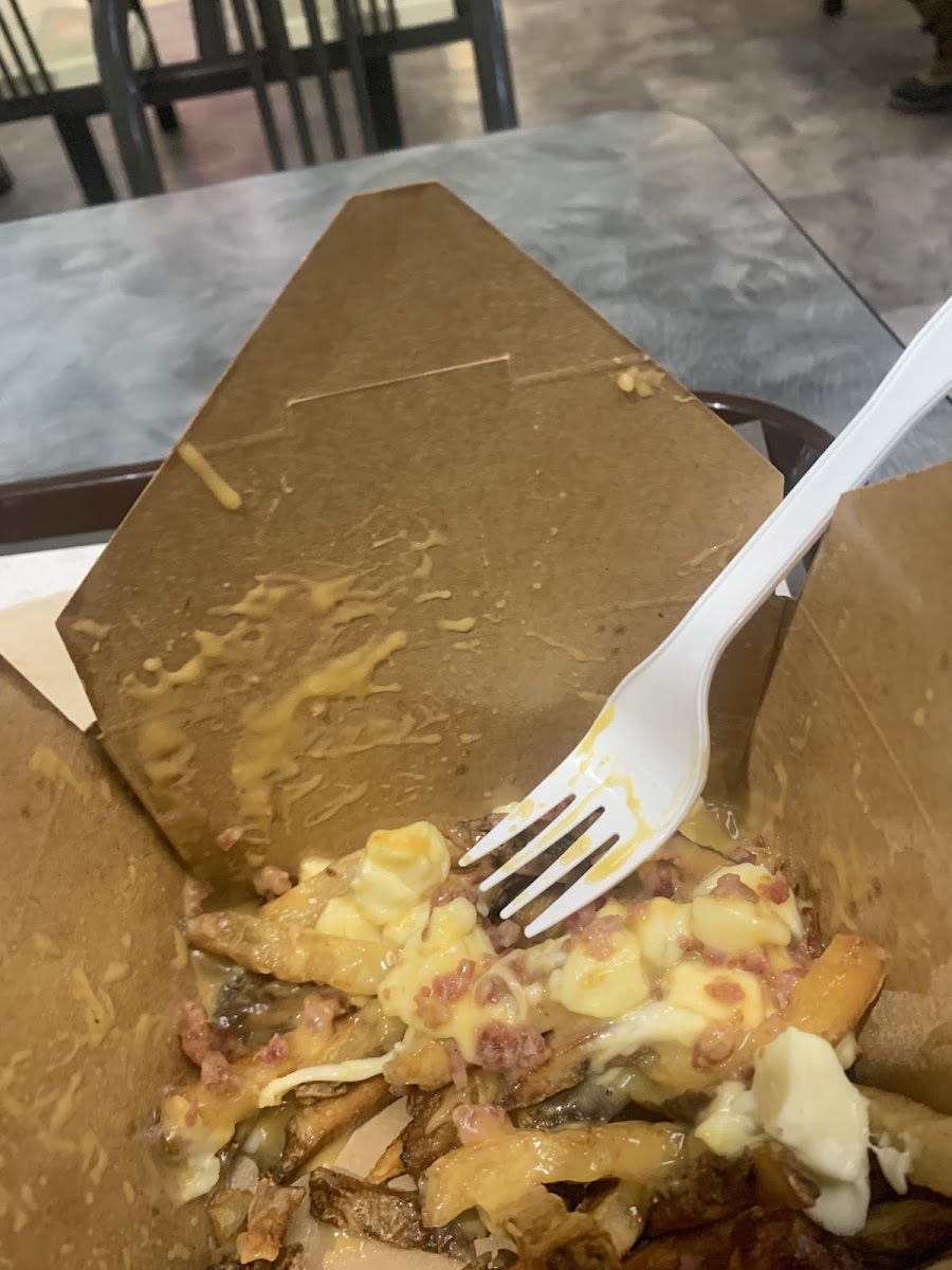 Bacon double cheese poutine