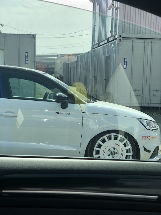 ゴルフ R ヴァリアントのサブコン？・ブレーキパッド交換・パイピング交換・ワイパー交換に関するカスタム事例の投稿画像7枚目