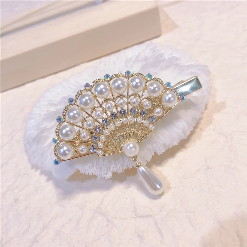Presilha bico de pato elegante com pérolas e strass, visual sofisticado e fácil de usar, ideal para penteados rápidos e charmosos.