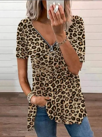 Damska bluzka z krótkim rękawem, dekoltem V i nadrukiem w panterkę. Slim fit, idealna do stworzenia modnej i kobiecej stylizacji.