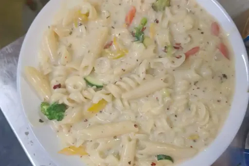 Alfredo Pasta In Cheesy White Sauce