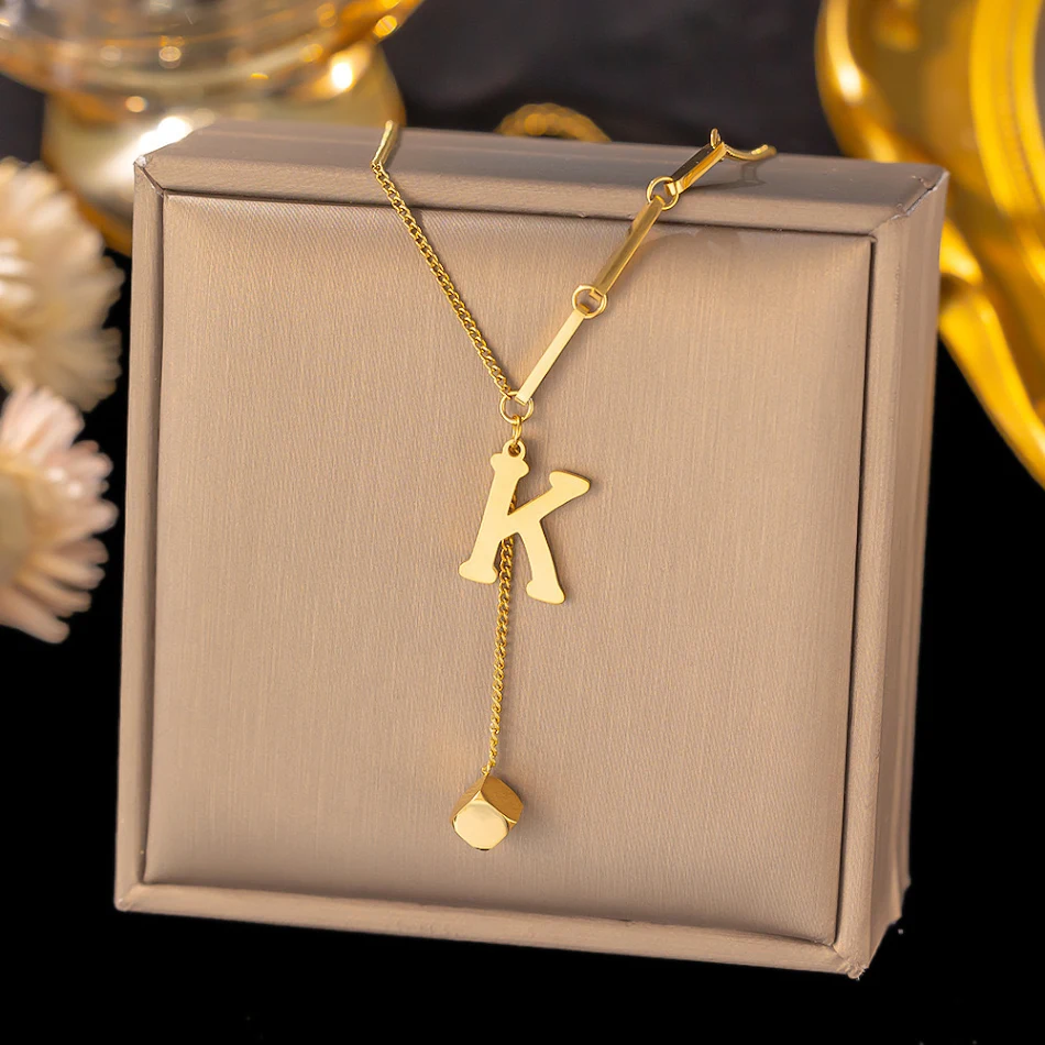 Elegante collar con colgante cuadrado de acero titanio con borla y 26 letras para mujer, joyería de personalidad.