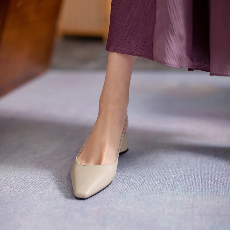 Sandales femme à talon épais et bout pointu, un choix élégant et confortable pour toutes les occasions, marchant avec style et assurance.