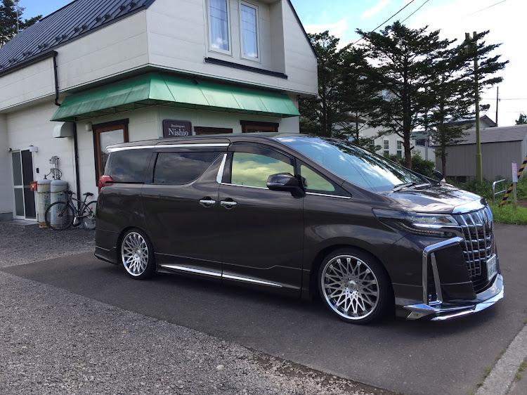 アルファードのタイヤ交換・ドライブに関するカスタム事例の投稿画像2枚目