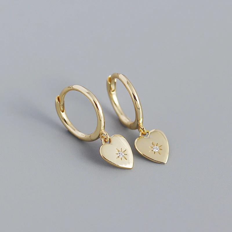 French Entry Lux S925 Silver Peach Heart metalen oorbellen. Voeg romantiek toe aan je look met deze elegante en glanzende oorbellen.