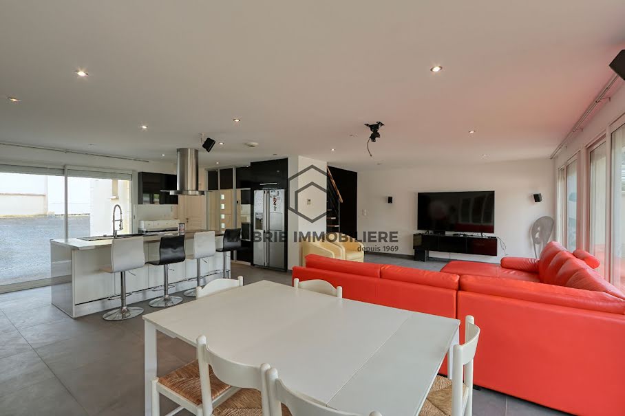 Location  maison 6 pièces 155.94 m² à Quincy-sous-Sénart (91480), 1 990 €