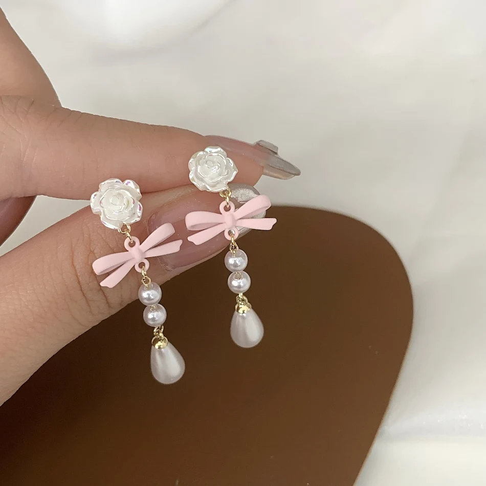 Zilveren naaldparel kwast bloem oorbellen, voeg een vleugje verfijning toe aan je look met deze elegante en charmante oorbellen voor elke gelegenheid.