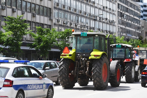 Poljoprivrednici blokirali put Pančevo - Beograd